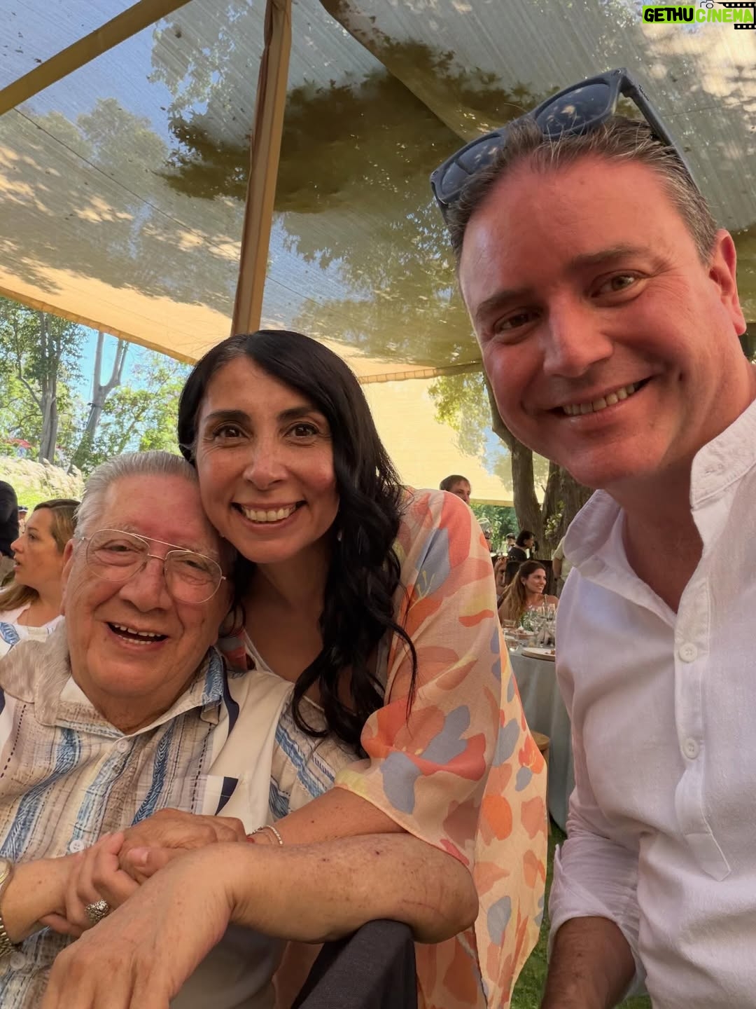 Karla Rubilar - 3.9K Likes - 85 años de un gigante que sigue hablando al corazón

Ayer fue de esos regalos que la vida concede muy pocas veces. Acompañar a Mario Kreutzberger @donfranciscotv en la celebración de sus 85 años fue profundamente emocionante, íntimo y lleno de sentido.

Junto a Temy y sus hijos, muy especialmente Vivi, fuimos testigos de una jornada cargada de amor, memoria y gratitud. Ver a Mario con el micrófono en la mano, con esa fuerza inconfundible y esa convicción intacta, fue constatar que hay vocaciones que no envejecen: se agrandan.

La alegría de sus amigos, el video conmovedor con la voz de su padre, la presencia entrañable de su querido Valentín Trujillo, y toda la historia que se despliega detrás de una vida vivida con propósito, nos atravesaron el alma. Cada momento fue un homenaje a la perseverancia, a la fe en las personas, al trabajo bien hecho y al amor profundo por Chile.

Todo estuvo exquisito, sí. Pero lo verdaderamente invaluable fue sentirnos honrados de estar, una vez más, en un espacio íntimo con ellos. De esos que no alcanzan las palabras para agradecer. 

Hemos conocido a pocas personas verdaderamente gigantes en la vida.
Mario, @donfranciscotv , es sin duda, uno de ellos.  Lo queremos mucho.  Dios le dé vida por muchos años más para seguir disfrutándolo. 💛