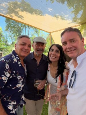Karla Rubilar Instagram - 85 años de un gigante que sigue hablando al corazón

Ayer fue de esos regalos que la vida concede muy pocas veces. Acompañar a Mario Kreutzberger @donfranciscotv en la celebración de sus 85 años fue profundamente emocionante, íntimo y lleno de sentido.

Junto a Temy y sus hijos, muy especialmente Vivi, fuimos testigos de una jornada cargada de amor, memoria y gratitud. Ver a Mario con el micrófono en la mano, con esa fuerza inconfundible y esa convicción intacta, fue constatar que hay vocaciones que no envejecen: se agrandan.

La alegría de sus amigos, el video conmovedor con la voz de su padre, la presencia entrañable de su querido Valentín Trujillo, y toda la historia que se despliega detrás de una vida vivida con propósito, nos atravesaron el alma. Cada momento fue un homenaje a la perseverancia, a la fe en las personas, al trabajo bien hecho y al amor profundo por Chile.

Todo estuvo exquisito, sí. Pero lo verdaderamente invaluable fue sentirnos honrados de estar, una vez más, en un espacio íntimo con ellos. De esos que no alcanzan las palabras para agradecer. 

Hemos conocido a pocas personas verdaderamente gigantes en la vida.
Mario, @donfranciscotv , es sin duda, uno de ellos.  Lo queremos mucho.  Dios le dé vida por muchos años más para seguir disfrutándolo. 💛