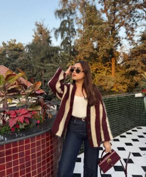 Kashish Dadhwal Instagram - Today’s fit ♥️
Everything is linked on my broadcast channel!
🏷️
Cardigan- @hm
Jeans- @hm
Bag- @miraggiolife
Ballet flats- @zara
Belt- @mango