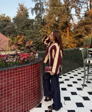 Kashish Dadhwal Instagram - Today’s fit ♥️
Everything is linked on my broadcast channel!
🏷️
Cardigan- @hm
Jeans- @hm
Bag- @miraggiolife
Ballet flats- @zara
Belt- @mango