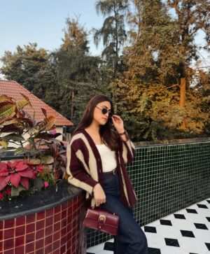 Kashish Dadhwal Instagram - Today’s fit ♥️
Everything is linked on my broadcast channel!
🏷️
Cardigan- @hm
Jeans- @hm
Bag- @miraggiolife
Ballet flats- @zara
Belt- @mango