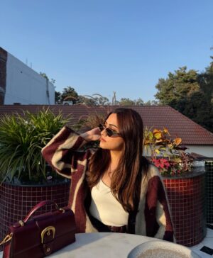 Kashish Dadhwal Instagram - Today’s fit ♥️
Everything is linked on my broadcast channel!
🏷️
Cardigan- @hm
Jeans- @hm
Bag- @miraggiolife
Ballet flats- @zara
Belt- @mango