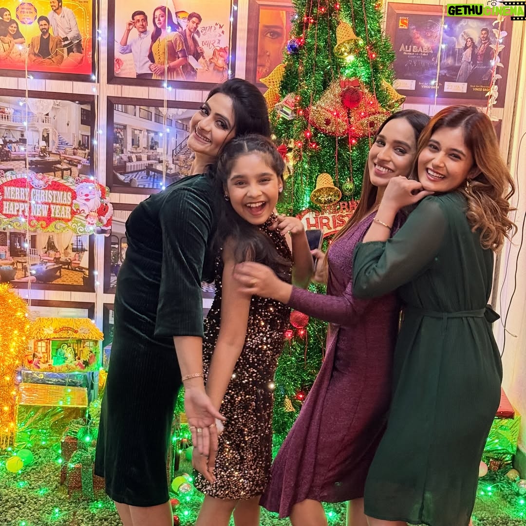 Kashmira Kulkarni - 10.1K Likes - Merry Christmas 🎅….

@png___1234 
@iamshivanibane 
@anushka_pimputkar_official 

#christmas #merry_christmas #kashmirakulkarni  #kashmirakulkarniofficial