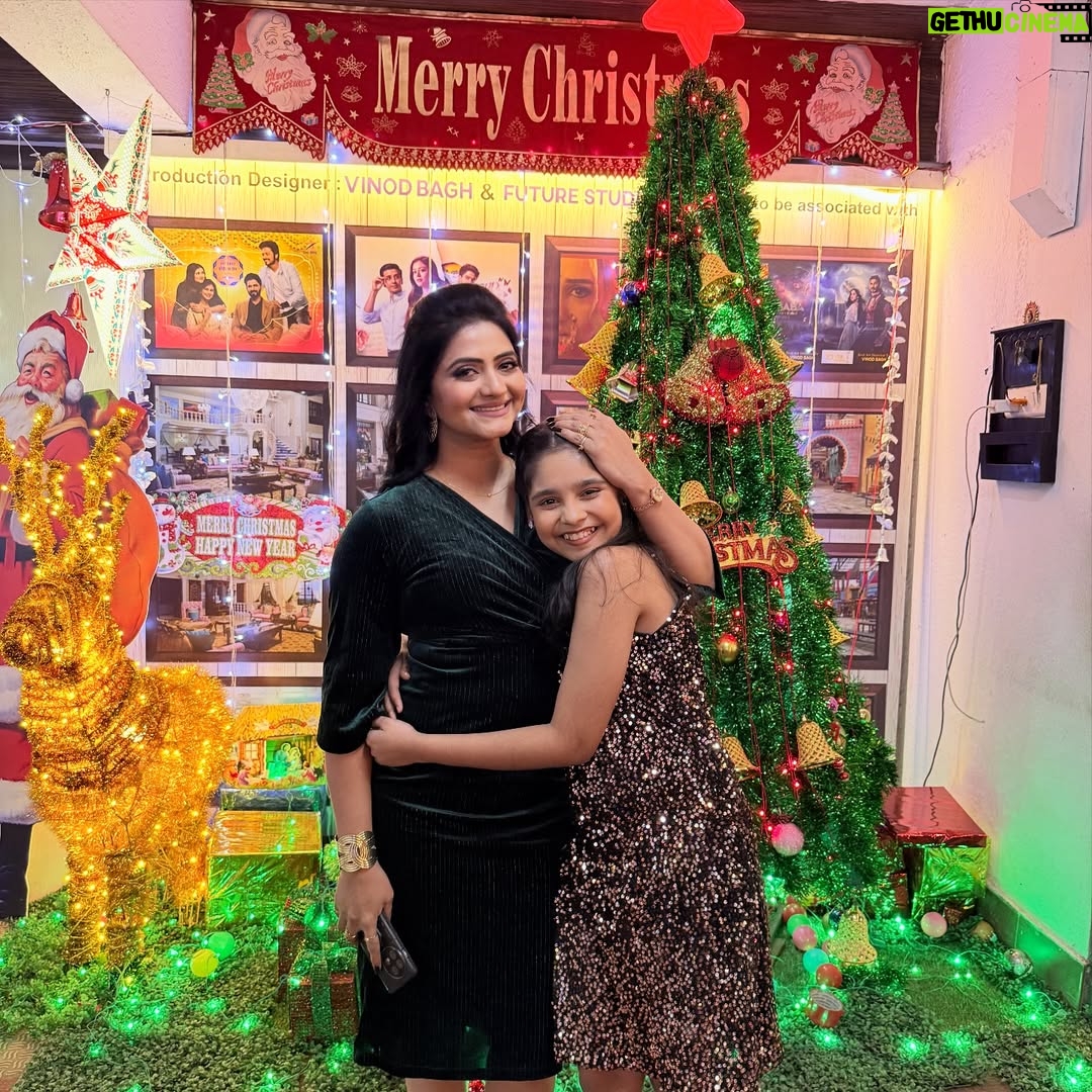 Kashmira Kulkarni - 10.1K Likes - Merry Christmas 🎅….

@png___1234 
@iamshivanibane 
@anushka_pimputkar_official 

#christmas #merry_christmas #kashmirakulkarni  #kashmirakulkarniofficial