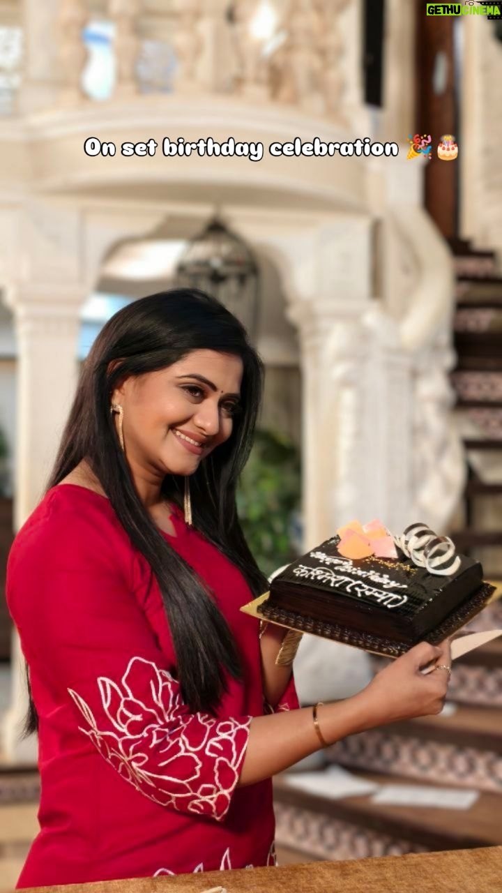 Kashmira Kulkarni - 14.4K Likes - On Set Birthday celebration 🎂🎉
Thank you team #lnhp ❤️

#onset #birthdaycelebration♥️ #gratefulheart #thankyouteam