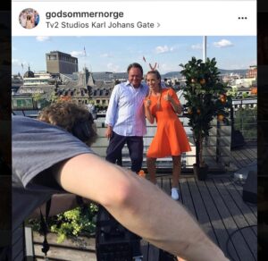 Katarina Flatland Instagram - 2026 er visst det nye 2016. Hvis det er tilfelle blir jo dette er rimelig episk år: med forlovelse, diverse reiser og spennende jobbmuligheter! 😍😅 Her er et tilbakeblikk på hva 2016 hadde å by på!
 Vanskelig å se for seg hvordan rumpa til @harald_ronneberg skal ende i ansiktet mitt (med Halvdan Sivertsen som tilskuer), men vi er jo bare i januar - alt kan skje!!!!