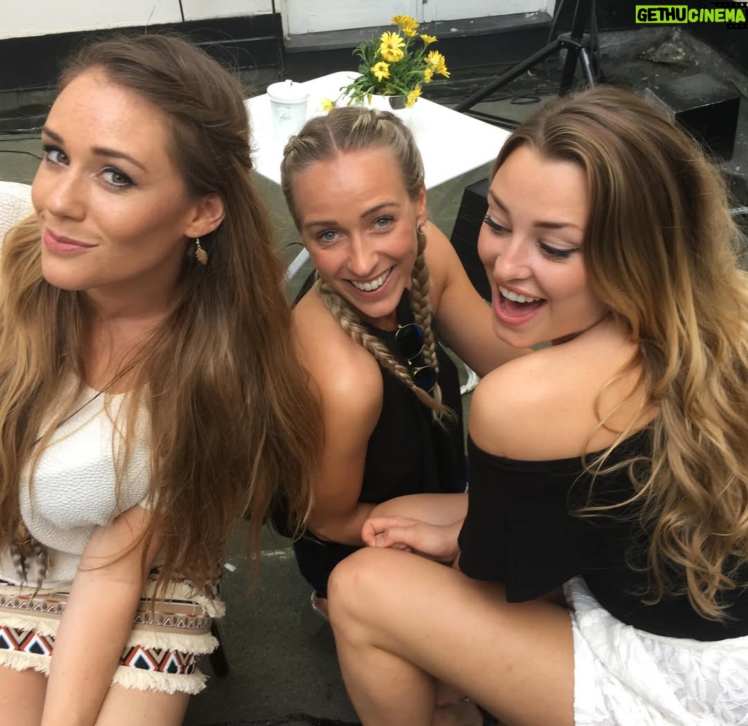 Katarina Flatland - 4.7K Likes - 2026 er visst det nye 2016. Hvis det er tilfelle blir jo dette er rimelig episk år: med forlovelse, diverse reiser og spennende jobbmuligheter! 😍😅 Her er et tilbakeblikk på hva 2016 hadde å by på!
 Vanskelig å se for seg hvordan rumpa til @harald_ronneberg skal ende i ansiktet mitt (med Halvdan Sivertsen som tilskuer), men vi er jo bare i januar - alt kan skje!!!!