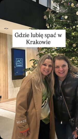 Katarzyna Bujakiewicz Instagram - Chciałabym pokazać Wam świąteczną odsłonę AC Hotel by Marriott Krakow @achotelkrakow 🎄
Całe moje zawodowe życie spędzam w hotelach, więc naprawdę wiem, czego potrzebuję. Są takie miejsca, do których wchodzę i od razu wiem, że będzie mi tu dobrze. Dla mnie najważniejszy jest wygodny, miękki materac — a tutaj jest on naprawdę wysokiej jakości. Do tego wygodna kołderka i… tyle mi trzeba.
Bywałam w wielu hotelach, mam porównanie i właśnie dlatego mogę powiedzieć jedno: czuję się tu wyjątkowo. Po prostu special ✨
#polecambolubię #hotel #kraków #zaproszenie
Dziękuję @dabrowska_agnes 💕🎄