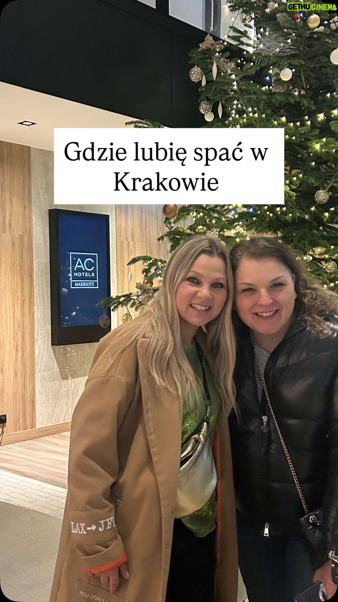 Katarzyna Bujakiewicz - 868 Likes - Chciałabym pokazać Wam świąteczną odsłonę AC Hotel by Marriott Krakow @achotelkrakow 🎄
Całe moje zawodowe życie spędzam w hotelach, więc naprawdę wiem, czego potrzebuję. Są takie miejsca, do których wchodzę i od razu wiem, że będzie mi tu dobrze. Dla mnie najważniejszy jest wygodny, miękki materac — a tutaj jest on naprawdę wysokiej jakości. Do tego wygodna kołderka i… tyle mi trzeba.
Bywałam w wielu hotelach, mam porównanie i właśnie dlatego mogę powiedzieć jedno: czuję się tu wyjątkowo. Po prostu special ✨ 
#polecambolubię #hotel #kraków #zaproszenie 
Dziękuję @dabrowska_agnes 💕🎄