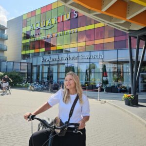 Katarzyna Bujakiewicz Instagram - Moje wspomnienie z wakacji…Od ponad 12 lat moje wakacje mają stały punkt – Hotel Aquarius @hotel.aquariusspa Nieważne, czy na chwilę, czy na dłużej – zawsze tam wracam. I zawsze czuję się jak w domu.
Znam obsługę, znam wszystkich – naprawdę przyjeżdżam tam jak do rodziny. Pyszne jedzonko, cudowne spa, baseny, pokoje, plac zabaw… mam tam absolutnie wszystko.
Ale jest coś, czego nie zastąpi żaden inny hotel – atmosfera, ludzie i to ciepło. To jest najważniejsze. To kocham. I za to dziękuję. ❤️
Do zobaczenia w przyszłym roku!
I szczęśliwego nowego roku szkolnego 🙂
#hotel #hotelaquariusspa #ambasador #wspolpracabarterowa #reklama