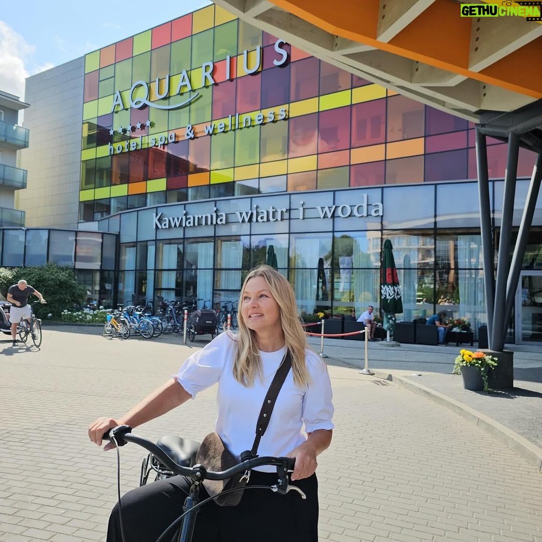 Katarzyna Bujakiewicz - 452 Likes - Moje wspomnienie z wakacji…Od ponad 12 lat moje wakacje mają stały punkt – Hotel Aquarius @hotel.aquariusspa  Nieważne, czy na chwilę, czy na dłużej – zawsze tam wracam. I zawsze czuję się jak w domu.
Znam obsługę, znam wszystkich – naprawdę przyjeżdżam tam jak do rodziny. Pyszne jedzonko, cudowne spa, baseny, pokoje, plac zabaw… mam tam absolutnie wszystko.
Ale jest coś, czego nie zastąpi żaden inny hotel – atmosfera, ludzie i to ciepło. To jest najważniejsze. To kocham. I za to dziękuję. ❤️
Do zobaczenia w przyszłym roku! 
I szczęśliwego nowego roku szkolnego 🙂
#hotel #hotelaquariusspa #ambasador #wspolpracabarterowa #reklama