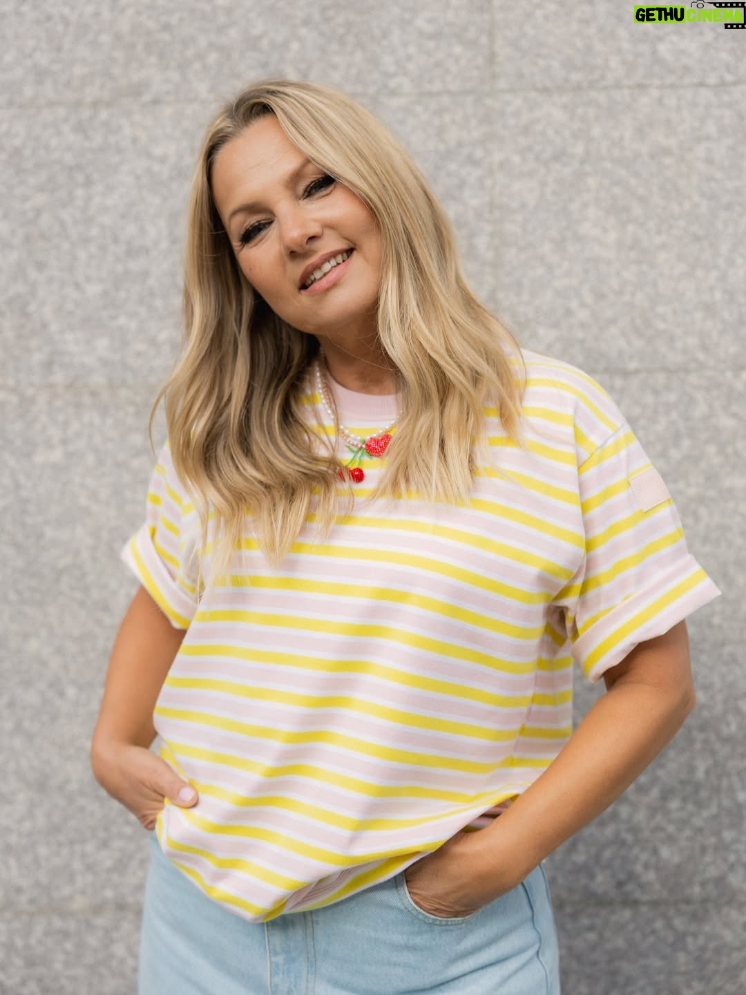 Katarzyna Bujakiewicz - 356 Likes - @k.bujakiewicz to dziewczyna z klasą. Lubi wygodę i na co dzień raczej nie decyduje się na szerokie jeansy. Zwykle widzę ją w spódnicy, w dzianinie, ale często pozwala sobie na szaleństwo w moim Atelier. Doceniam, że mi ufa i podąża za moimi wskazówkami, a w tych propozycjach z nowej kolekcji wygląda naprawdę fenomenalnie! Lubię te nasze modowe spotkania. W ogóle ją lubię! 😉