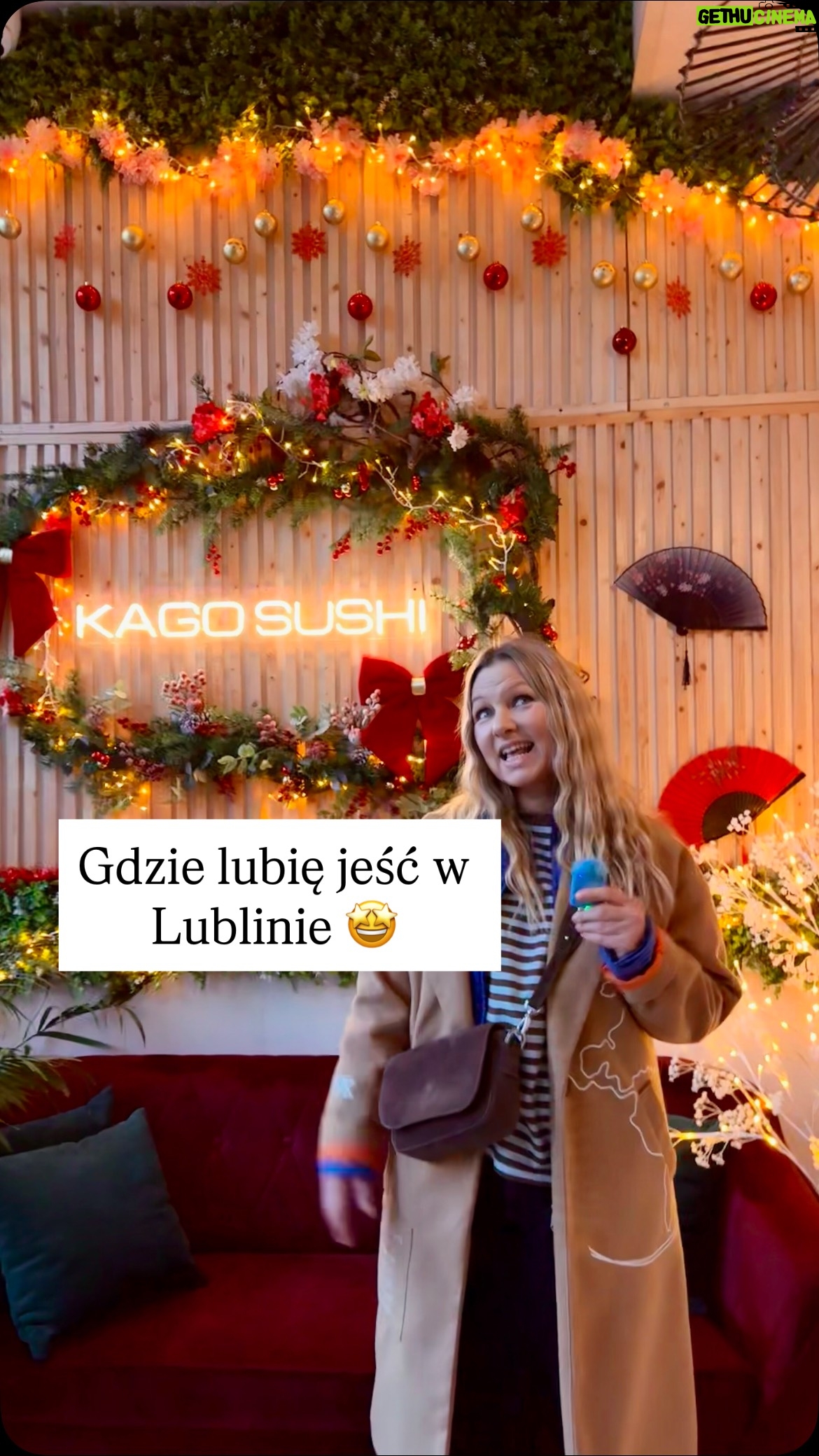 Katarzyna Bujakiewicz - 1.2K Likes - Dzień dobry w sobotę …
Lecimy z polecajkami lubelskimi, czyli co Bujakiewicz robi w Lublinie i co je w Lublinie.
Dzisiaj zapraszam Was na sushi 🍣
Moje ulubione sushi w Lublinie, które najczęściej zamawiam do domu, to Kago Sushi  @kago_sushi_lublin — naprawdę pyszne, świeże produkty i zawsze wysoka jakość.
A druga restauracja, jedna z moich ulubionych, która została wybitnie doceniona przez największą krytyczkę tajskich smaków — moją przyjaciółkę z Poznania — to Thai Story @thaistorylublin 
Ich Pad Thai jest absolutnie genialny 🌶️
Cdn….
A video stworzone przez @wrozka 🥰Dziękuję 
#lublin #toniejestwspółpraca #polecambolubię
