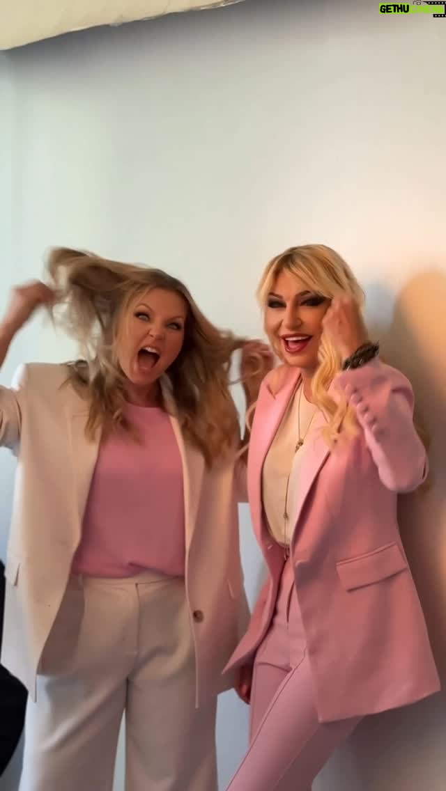 Katarzyna Bujakiewicz - 258 Likes - 🎬 Mały making-of z sesji zdjęciowej z Violką  z @pewexowy dla Fundacji @fundacja.akogo 💛
Trochę backstage’u, sporo uśmiechów i mnóstwo dobrej energii 🔥
