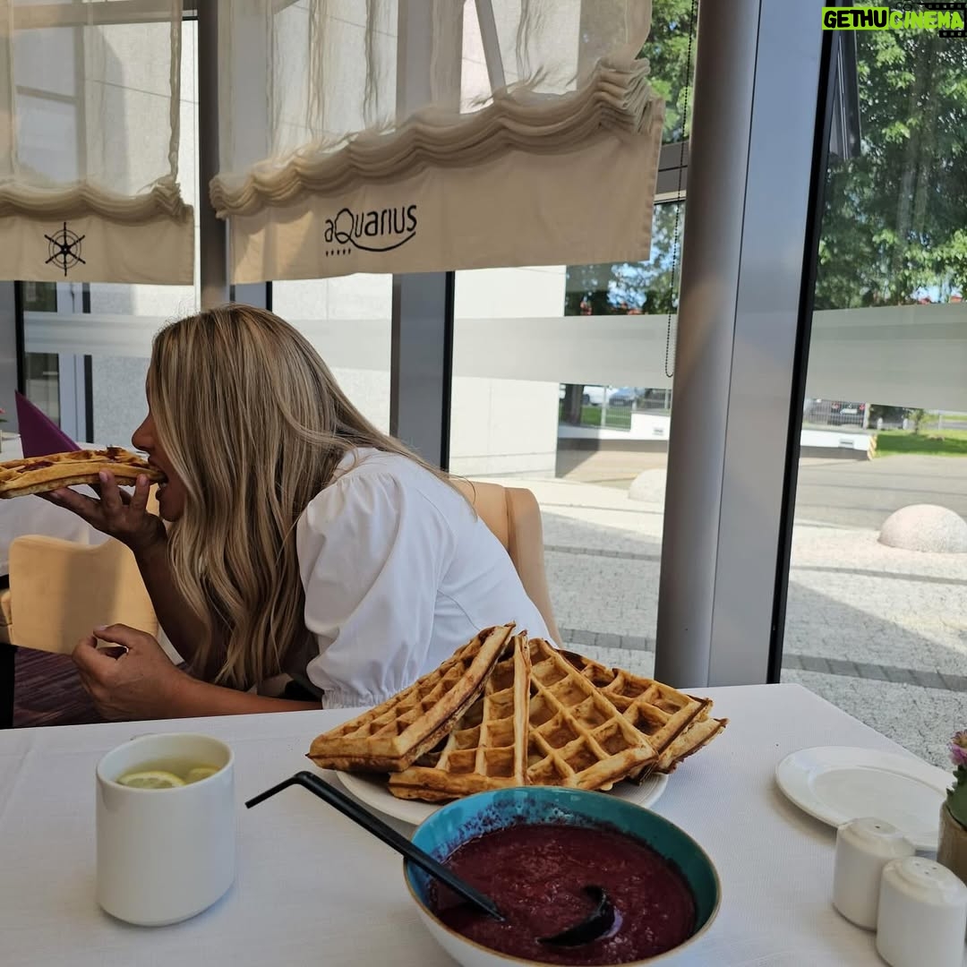 Katarzyna Bujakiewicz - 452 Likes - Moje wspomnienie z wakacji…Od ponad 12 lat moje wakacje mają stały punkt – Hotel Aquarius @hotel.aquariusspa  Nieważne, czy na chwilę, czy na dłużej – zawsze tam wracam. I zawsze czuję się jak w domu.
Znam obsługę, znam wszystkich – naprawdę przyjeżdżam tam jak do rodziny. Pyszne jedzonko, cudowne spa, baseny, pokoje, plac zabaw… mam tam absolutnie wszystko.
Ale jest coś, czego nie zastąpi żaden inny hotel – atmosfera, ludzie i to ciepło. To jest najważniejsze. To kocham. I za to dziękuję. ❤️
Do zobaczenia w przyszłym roku! 
I szczęśliwego nowego roku szkolnego 🙂
#hotel #hotelaquariusspa #ambasador #wspolpracabarterowa #reklama
