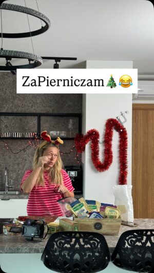 Katarzyna Bujakiewicz Instagram - [reklama] Za…pierniczam😂🎄
Coraz bliżej święta, dlatego już biegam po kuchni i przygotowuję świąteczne pierniczki. Pierniczki muszą swoje odleżeć, żeby nabrały świątecznej mocy, więc zaczynam wcześniej. Zawsze stawiam na jakość w kuchni i lubię mieć dobre, sprawdzone produkty — zwłaszcza masełko, które musi być naprawdę, prawdziwie maślane. Od dawna jestem zachwycona masłem Kerrygold — to po prostu prawdziwe, 100% naturalne masło, bez żadnych sztucznych dodatków czy ulepszaczy. Ma piękny, złocisty kolor i cudownie maślaną kremowość, która w kuchni naprawdę robi różnicę.
A jak u Was?Pierniczki zrobione?
W roli głównej masełko od @kerrygoldpl_smakirlandii 
#prawdziwemasło #kerrygold #eko