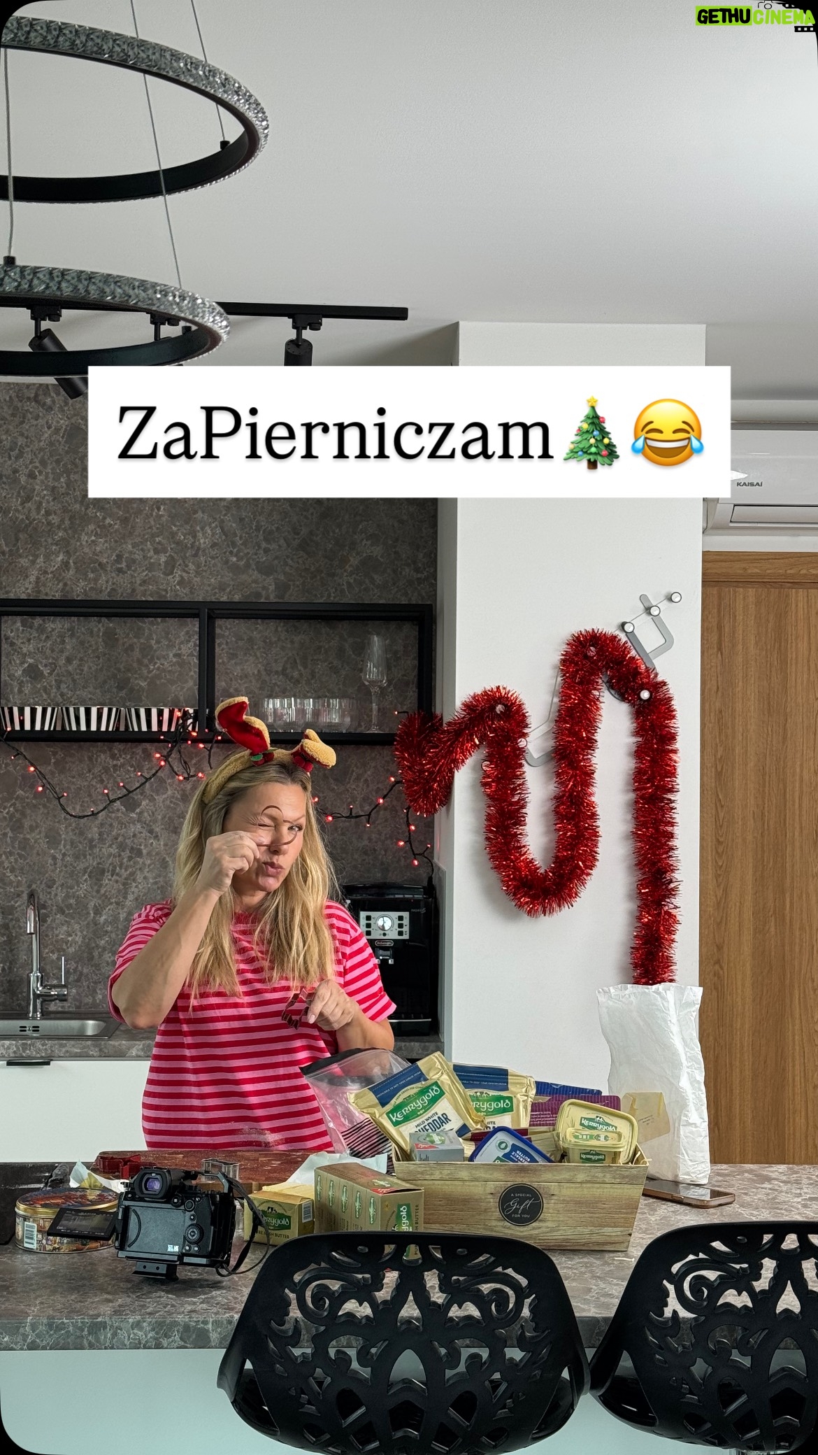 Katarzyna Bujakiewicz - 264 Likes - [reklama] Za…pierniczam😂🎄
Coraz bliżej święta, dlatego już biegam po kuchni i przygotowuję świąteczne pierniczki. Pierniczki muszą swoje odleżeć, żeby nabrały świątecznej mocy, więc zaczynam wcześniej. Zawsze stawiam na jakość w kuchni i lubię mieć dobre, sprawdzone produkty — zwłaszcza masełko, które musi być naprawdę, prawdziwie maślane. Od dawna jestem zachwycona masłem Kerrygold — to po prostu prawdziwe, 100% naturalne masło, bez żadnych sztucznych dodatków czy ulepszaczy. Ma piękny, złocisty kolor i cudownie maślaną kremowość, która w kuchni naprawdę robi różnicę.
A jak u Was?Pierniczki zrobione?
W roli głównej masełko od @kerrygoldpl_smakirlandii 
#prawdziwemasło #kerrygold #eko