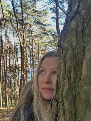 Katarzyna Bujakiewicz Instagram - Chwila wytchnienia. Mam teraz bardzo intensywny czas zawodowo i naprawdę się z tego cieszę. Jestem wdzięczna za każde wyzwanie i za każdą pracę — bo dopóki robię to, co kocham, praca przestaje być pracą.
Dziś zbieram siły w fantastycznym miejscu. Wkrótce Wam zdradzę, gdzie… Budzenie się w takim otoczeniu, mimo zmęczenia, dodaje skrzydeł. Przyroda, słońce, spokój — idealne połączenie, żeby się zregenerować i ruszyć dalej.
Dobrego, pięknego dnia dla Was.