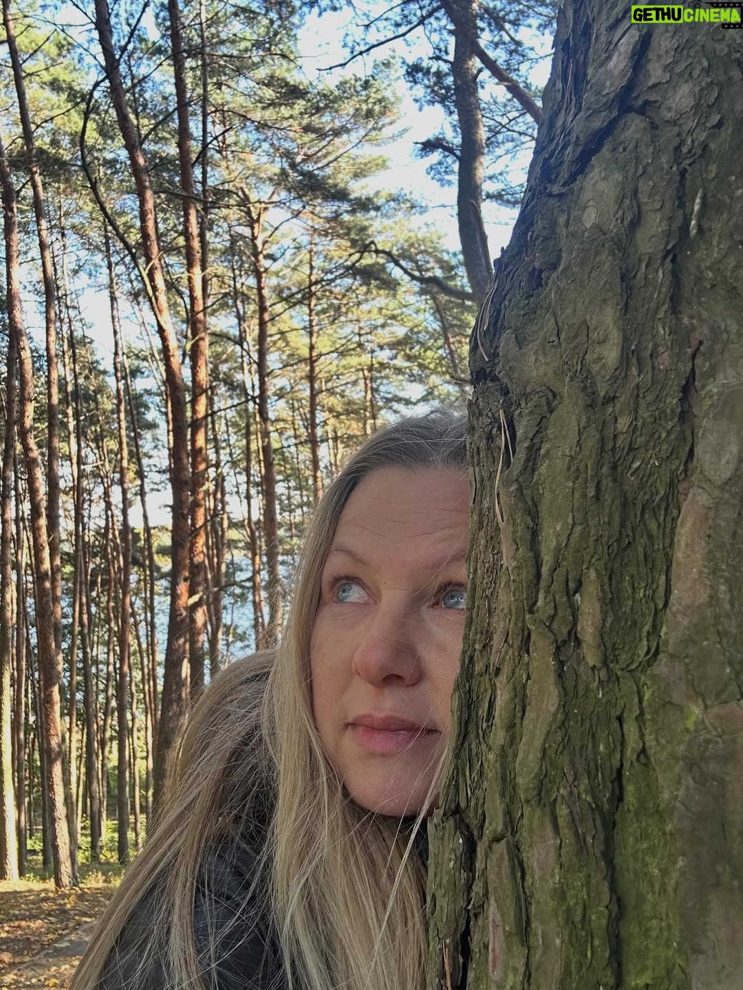 Katarzyna Bujakiewicz - 2.1K Likes - Chwila wytchnienia. Mam teraz bardzo intensywny czas zawodowo i naprawdę się z tego cieszę. Jestem wdzięczna za każde wyzwanie i za każdą pracę — bo dopóki robię to, co kocham, praca przestaje być pracą.
Dziś zbieram siły w fantastycznym miejscu. Wkrótce Wam zdradzę, gdzie… Budzenie się w takim otoczeniu, mimo zmęczenia, dodaje skrzydeł. Przyroda, słońce, spokój — idealne połączenie, żeby się zregenerować i ruszyć dalej.
Dobrego, pięknego dnia dla Was.