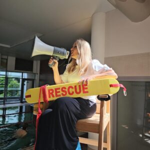Katarzyna Bujakiewicz Instagram - Moje wspomnienie z wakacji…Od ponad 12 lat moje wakacje mają stały punkt – Hotel Aquarius @hotel.aquariusspa Nieważne, czy na chwilę, czy na dłużej – zawsze tam wracam. I zawsze czuję się jak w domu.
Znam obsługę, znam wszystkich – naprawdę przyjeżdżam tam jak do rodziny. Pyszne jedzonko, cudowne spa, baseny, pokoje, plac zabaw… mam tam absolutnie wszystko.
Ale jest coś, czego nie zastąpi żaden inny hotel – atmosfera, ludzie i to ciepło. To jest najważniejsze. To kocham. I za to dziękuję. ❤️
Do zobaczenia w przyszłym roku!
I szczęśliwego nowego roku szkolnego 🙂
#hotel #hotelaquariusspa #ambasador #wspolpracabarterowa #reklama