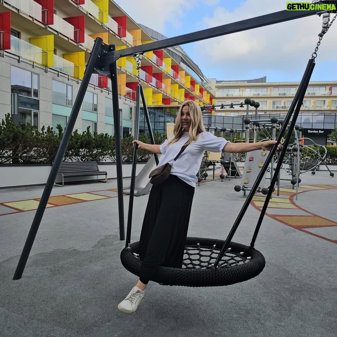 Katarzyna Bujakiewicz - 452 Likes - Moje wspomnienie z wakacji…Od ponad 12 lat moje wakacje mają stały punkt – Hotel Aquarius @hotel.aquariusspa  Nieważne, czy na chwilę, czy na dłużej – zawsze tam wracam. I zawsze czuję się jak w domu.
Znam obsługę, znam wszystkich – naprawdę przyjeżdżam tam jak do rodziny. Pyszne jedzonko, cudowne spa, baseny, pokoje, plac zabaw… mam tam absolutnie wszystko.
Ale jest coś, czego nie zastąpi żaden inny hotel – atmosfera, ludzie i to ciepło. To jest najważniejsze. To kocham. I za to dziękuję. ❤️
Do zobaczenia w przyszłym roku! 
I szczęśliwego nowego roku szkolnego 🙂
#hotel #hotelaquariusspa #ambasador #wspolpracabarterowa #reklama
