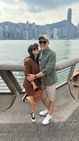Katarzyna Cichopek Instagram - Dziś totalny spontan 🚆😎 — wsiedliśmy w pociąg i pojechaliśmy na wycieczkę do Hongkongu z Shenzhen. Podróż minęła mega szybko, wygodnie i bez stresu — zanim się obejrzeliśmy, byliśmy na miejscu.

Hongkong jak zawsze na pełnych obrotach: wysokie budynki, masa ludzi, uliczny chaos, który ma swój klimat. Trochę chodzenia bez planu, trochę patrzenia w górę na drapacze chmur, trochę jedzenia bo akurat było po drodze 🍜

Nie goniliśmy za atrakcjami — raczej spacer i cieszenie się chwilą. Taki dzień bez spiny, ale z milionem bodźców.

Krótki wypad, a wrażeń jak z dłuższej podróży. Zdecydowanie dobry pomysł 💙