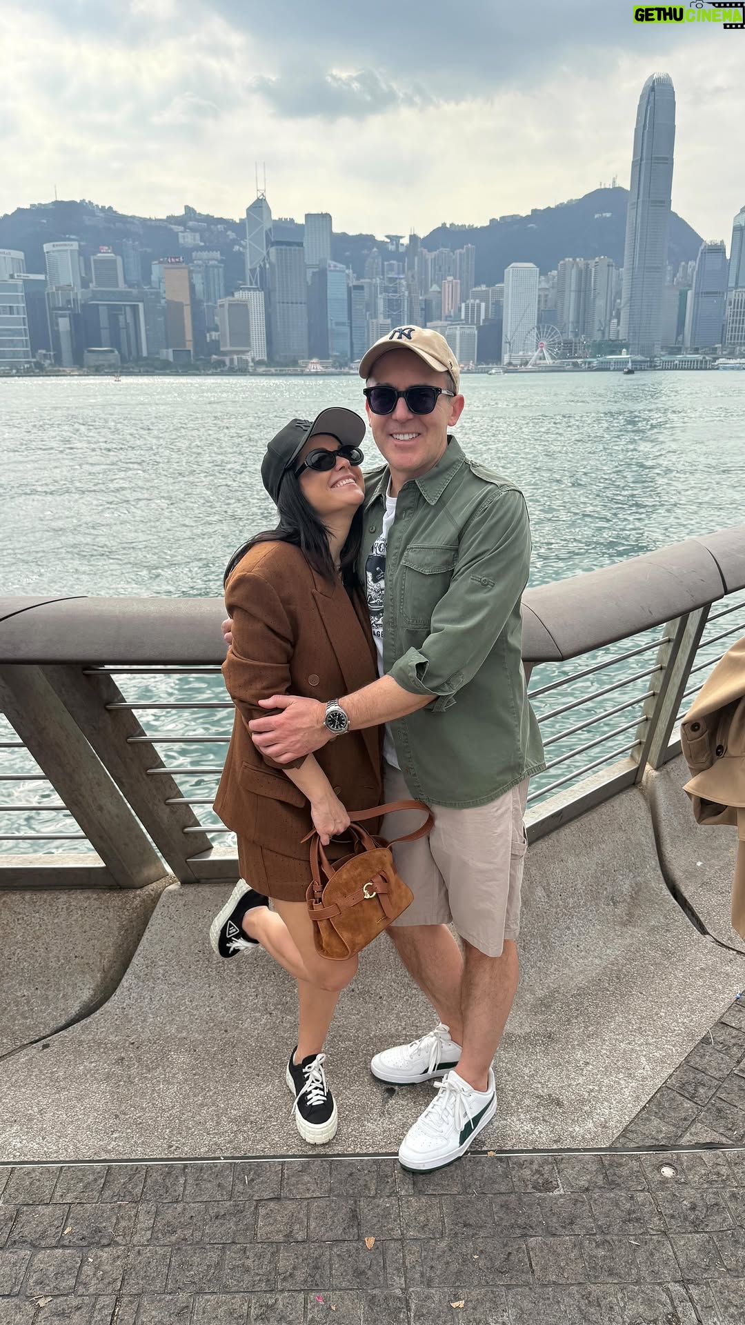 Katarzyna Cichopek - 5.7K Likes - Dziś totalny spontan 🚆😎 — wsiedliśmy w pociąg i pojechaliśmy na wycieczkę do Hongkongu z Shenzhen. Podróż minęła mega szybko, wygodnie i bez stresu — zanim się obejrzeliśmy, byliśmy na miejscu.

Hongkong jak zawsze na pełnych obrotach: wysokie budynki, masa ludzi, uliczny chaos, który ma swój klimat. Trochę chodzenia bez planu, trochę patrzenia w górę na drapacze chmur, trochę jedzenia bo akurat było po drodze 🍜

Nie goniliśmy za atrakcjami — raczej spacer i cieszenie się chwilą. Taki dzień bez spiny, ale z milionem bodźców.

Krótki wypad, a wrażeń jak z dłuższej podróży. Zdecydowanie dobry pomysł 💙
