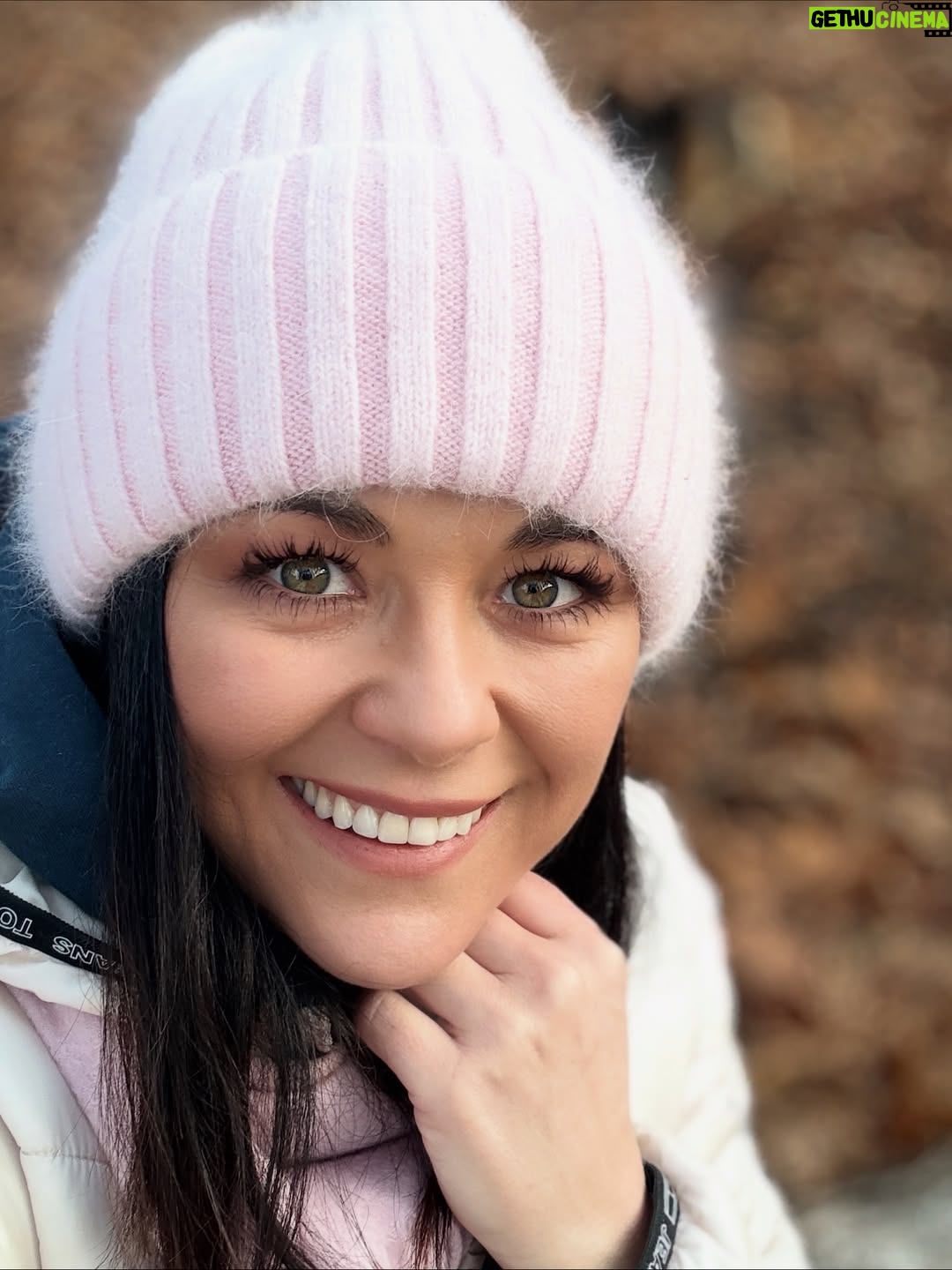 Katarzyna Cichopek - 3.8K Likes - Zimno? Tylko na termometrze. Reszta to same ciepłe chwile. 🦮🦮