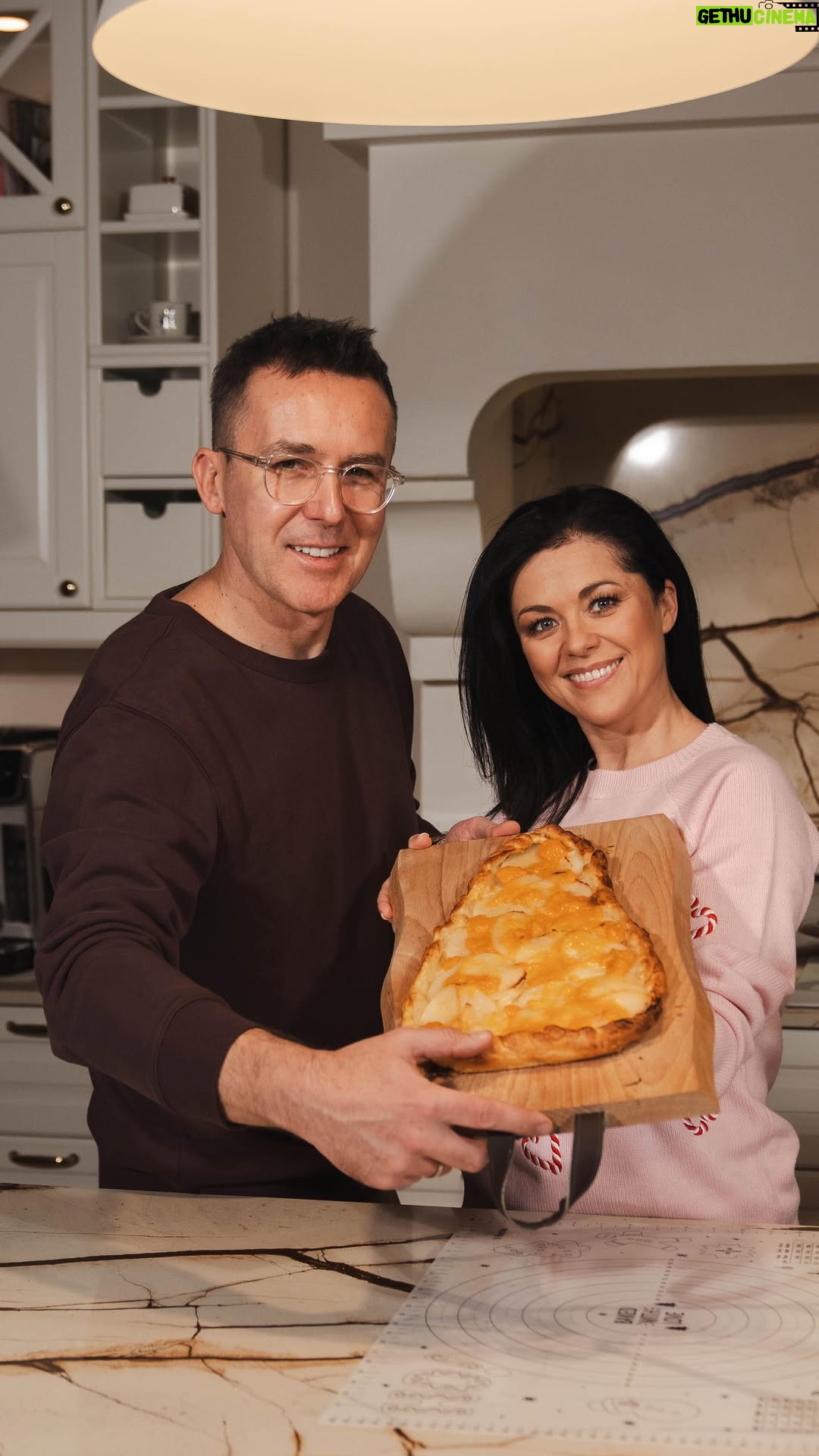 Katarzyna Cichopek - 6.9K Likes - Mamy dla Was pyszną świąteczną gruszkę na gruszce. 🍐🥧🍐🎄

Wytnij ciasto w kształcie gruszki. Obierz i pokrój kilka gruszek w cienkie plasterki, a następnie ułóż je na wierzchu, zachowując niewielki brzeg. Posyp 1/3 szklanki cukru, a następnie rozłóż na wierzchu 3 łyżki masła pokrojonego na kawałeczki. Piecz w piekarniku nagrzanym do 205°C przez około 40 minut lub do momentu, aż ciasto będzie złote, a gruszki zmiękną.
W międzyczasie rozpuść 1/3 szklanki brzoskwiniowego lub morelowego dżemu z 1 łyżką wody.
Posmaruj tą glazurą całą tartę, gdy tylko wyjdzie z piekarnika.