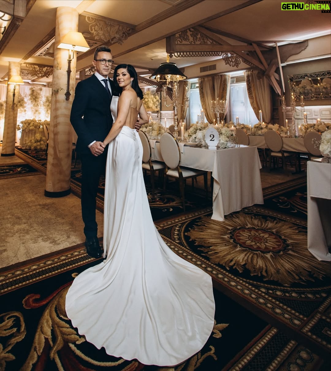 Katarzyna Cichopek - 53.5K Likes - Kiedy marzenia spotykają się z talentem 💫
Dziękuję Ci, Kochana @violapiekut , za najpiękniejsze suknie, jakie mogłam sobie wymarzyć 🤍
Każdy detal był idealny, a ja czułam się wyjątkowo w każdym momencie tego dnia.
To nie była tylko suknie — to była historia napisana z miłością 💍
📸 @bujakstudio