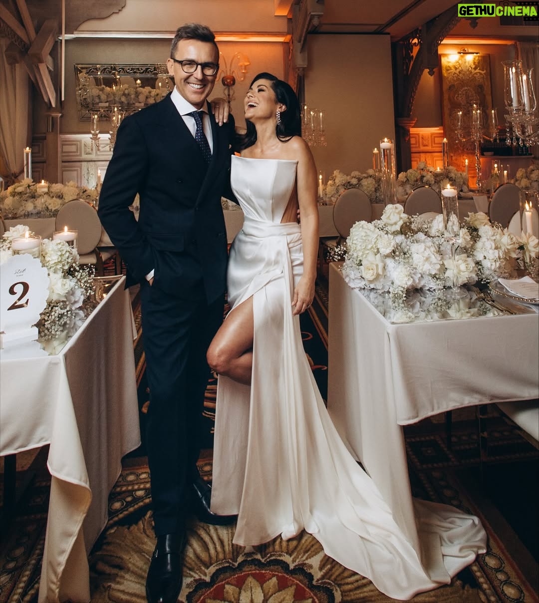 Katarzyna Cichopek - 53.5K Likes - Kiedy marzenia spotykają się z talentem 💫
Dziękuję Ci, Kochana @violapiekut , za najpiękniejsze suknie, jakie mogłam sobie wymarzyć 🤍
Każdy detal był idealny, a ja czułam się wyjątkowo w każdym momencie tego dnia.
To nie była tylko suknie — to była historia napisana z miłością 💍
📸 @bujakstudio
