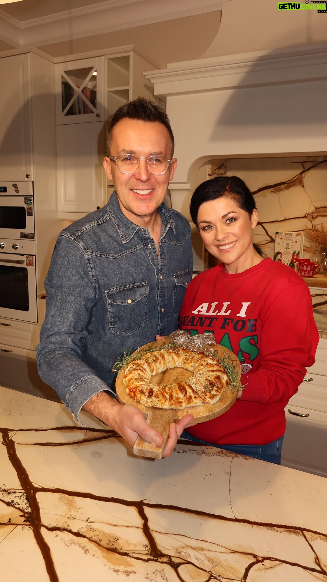 Katarzyna Cichopek - 6.2K Likes - 🎅✨ Świąteczny wianuszek à la pizza! ✨🎅
W kuchni pachnie już świętami i... pizzą! 😋
Zrobiliśmy pyszny, efektowny wianuszek z ciasta francuskiego — z salami, oliwkami, pieczarkami i serem.
Prosty w przygotowaniu, wygląda pięknie na stole i znika szybciej niż zdążysz powiedzieć „Wesołych Świąt!” 🎄💫