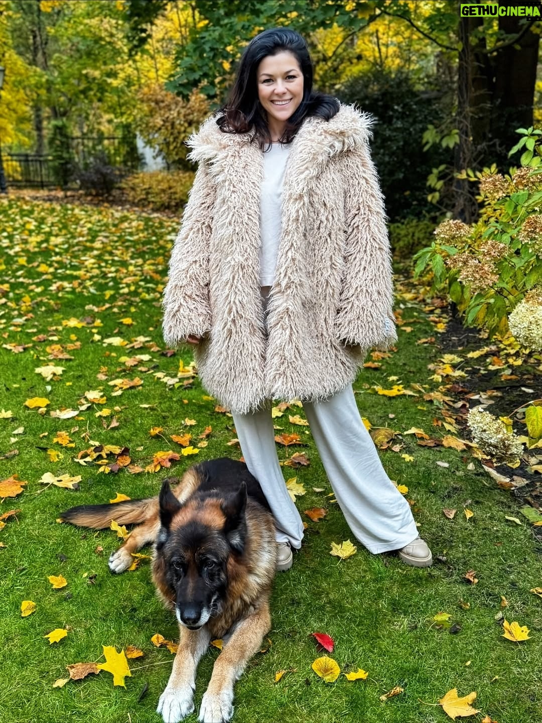 Katarzyna Cichopek - 5.1K Likes - Moje ukochane futerka, te prawdziwe 🦮🦮 i te od @bizuufashion 🤎
Do jutra działa jeszcze mój kod: KASIA który daje 10% zniżki na wszystko na stronie 😘 

#reklama