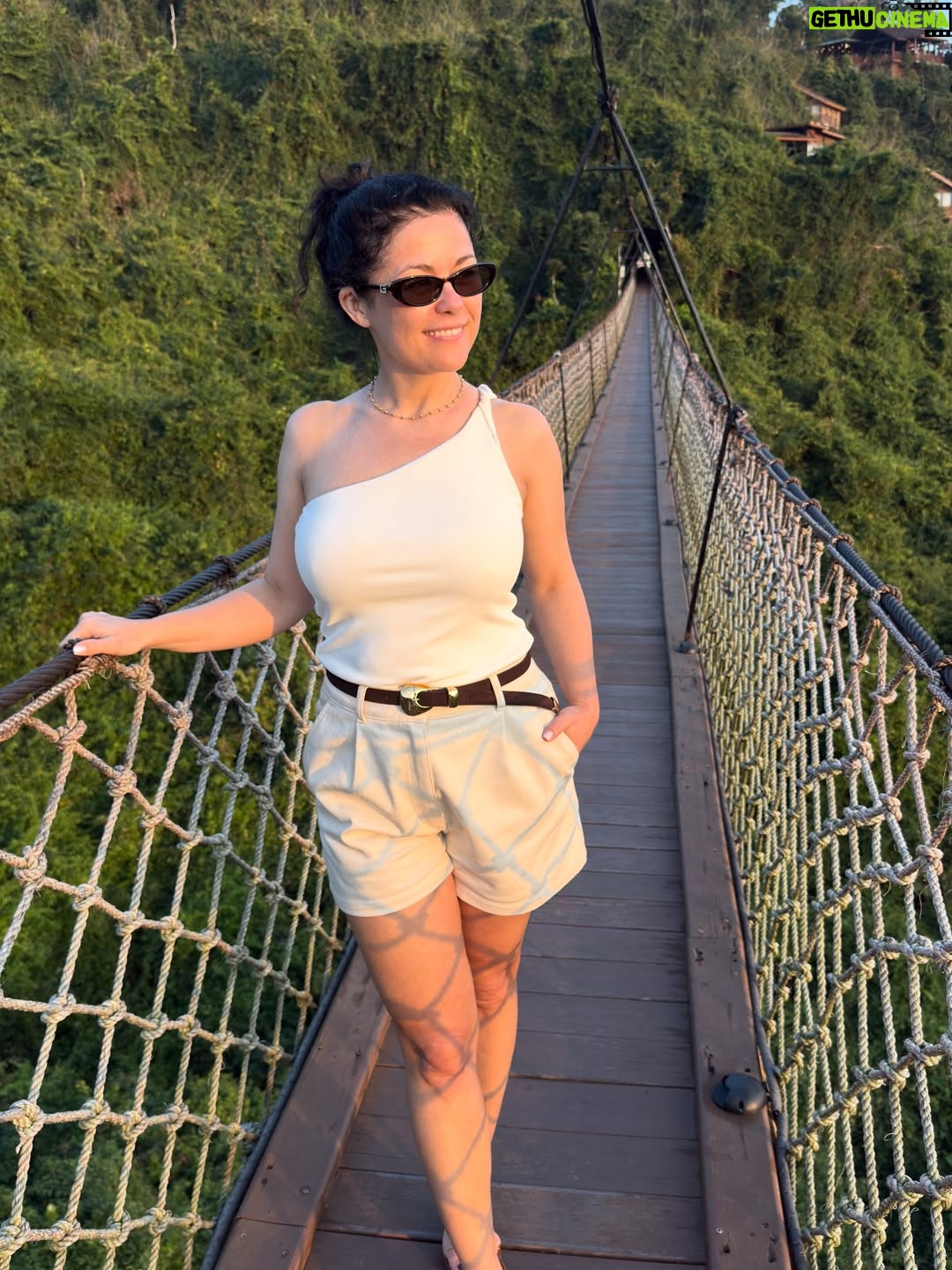 Katarzyna Cichopek - 3.5K Likes - 😂🌿 Sanya – wersja z adrenaliną
Most linowy: wygląda niewinnie
Most linowy po wejściu: chwieje się i testuje nerwy 😅
Pod tobą: ocean dżungli 🌴🐍
W roli głównej: węże, które czekają na Ciebie na dole 
Gościnnie: małpy, które wszystko widzą  i na bank oceniają🐒👀

Serce bije szybciej, nogi lekko z waty, a każdy krok to mały zastrzyk adrenaliny ⚡️
A potem nagle — basen infinity 🏊‍♀️
Cisza, widok, spokój… i zapominasz, że chwilę temu most miał własne zdanie 😌
Dżungla potrafi dostarczyć emocji. I to bardzo.