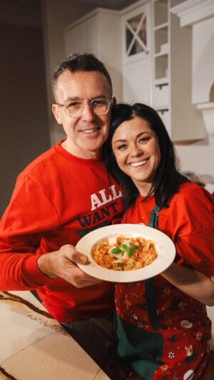 Katarzyna Cichopek Instagram - Przedświąteczna pasta - szybka i smaczna 😋 

Makaron z warzywnym sosem zapiekany w piekarniku — z pieczonymi czerwonymi paprykami, cebulą i pomidorkami koktajlowymi.

Składniki
	•	Czerwona papryka
	•	Pomidorki koktajlowe
	•	Spaghetti
	•	Cebula
	•	Czosnek
	•	Oliwa z oliwek
	•	Świeża bazylia
	•	Suszone oregano, sól, pieprz
	•	Ricotta lub serek śmietankowy
	•	Bulion warzywny
	•	Parmezan

Włóż wszystko do piekarnika i poczekaj, aż magia się zadzieje. 🔥
Na koniec dodaj parmezan i świeżą bazylię — i zajadaj! Smacznego 👩‍🍳👨🏻‍🍳