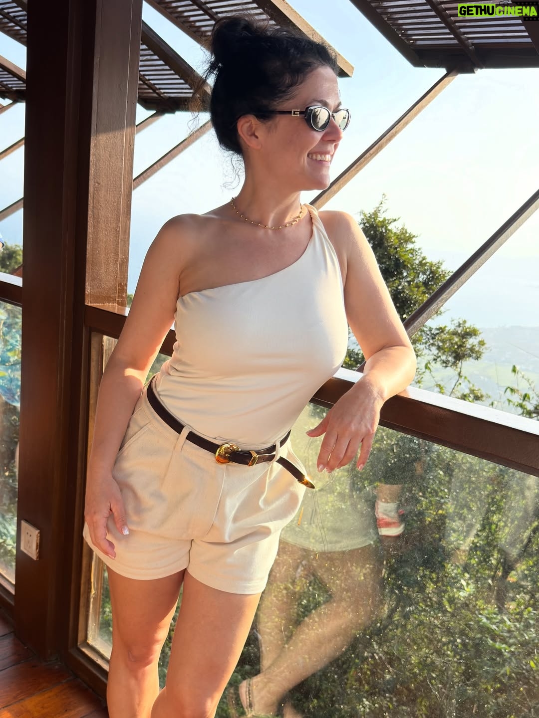 Katarzyna Cichopek - 3.5K Likes - 😂🌿 Sanya – wersja z adrenaliną
Most linowy: wygląda niewinnie
Most linowy po wejściu: chwieje się i testuje nerwy 😅
Pod tobą: ocean dżungli 🌴🐍
W roli głównej: węże, które czekają na Ciebie na dole 
Gościnnie: małpy, które wszystko widzą  i na bank oceniają🐒👀

Serce bije szybciej, nogi lekko z waty, a każdy krok to mały zastrzyk adrenaliny ⚡️
A potem nagle — basen infinity 🏊‍♀️
Cisza, widok, spokój… i zapominasz, że chwilę temu most miał własne zdanie 😌
Dżungla potrafi dostarczyć emocji. I to bardzo.