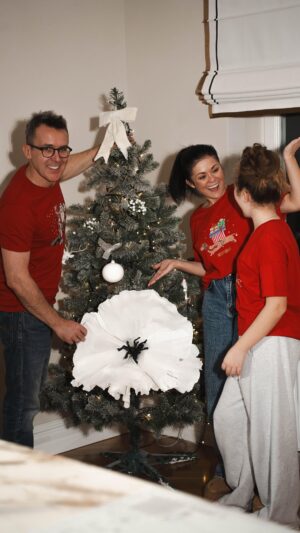 Katarzyna Cichopek Instagram - Kto powiedział że na choince mają być tylko bombki? 🎄 Spróbowaliśmy wykonać viralowe kwiaty. 🌺 Jak wyszło?