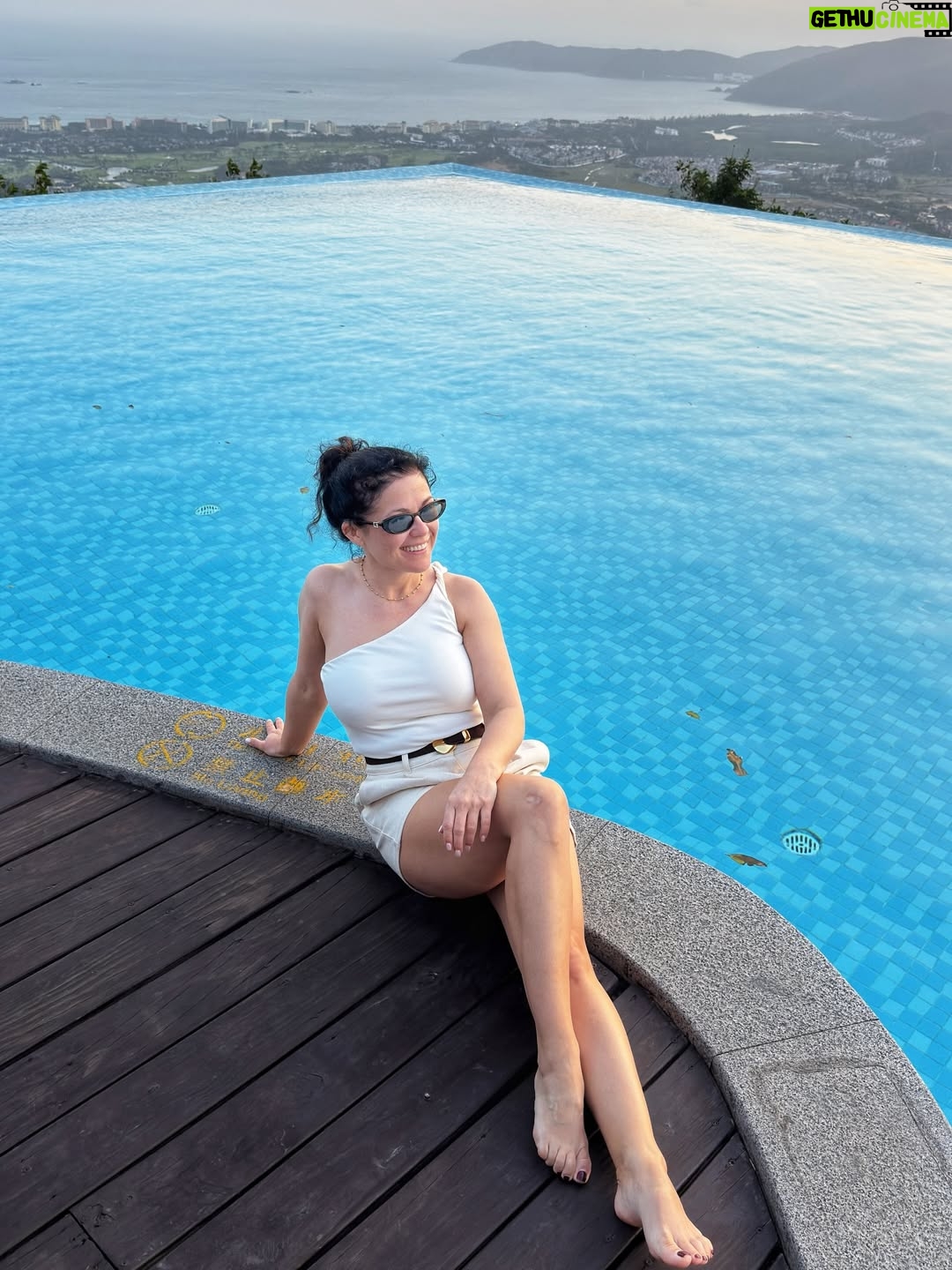 Katarzyna Cichopek - 3.5K Likes - 😂🌿 Sanya – wersja z adrenaliną
Most linowy: wygląda niewinnie
Most linowy po wejściu: chwieje się i testuje nerwy 😅
Pod tobą: ocean dżungli 🌴🐍
W roli głównej: węże, które czekają na Ciebie na dole 
Gościnnie: małpy, które wszystko widzą  i na bank oceniają🐒👀

Serce bije szybciej, nogi lekko z waty, a każdy krok to mały zastrzyk adrenaliny ⚡️
A potem nagle — basen infinity 🏊‍♀️
Cisza, widok, spokój… i zapominasz, że chwilę temu most miał własne zdanie 😌
Dżungla potrafi dostarczyć emocji. I to bardzo.