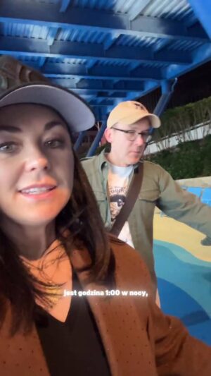 Katarzyna Cichopek Instagram - 🌴 Mały reset i wyjątkowy Nowy Rok 🌴

Tempo Shenzhen potrafi dać w kość, więc postanowiliśmy na chwilę uciec na Hainan ✈️
Niecałe 2 godziny lotu, a klimat zupełnie inny – słońce, ciepło i spokój.

Kilka dni w okolicach Sanya to dokładnie to, czego potrzebowaliśmy.
🌊 I właśnie tutaj spędzimy Nowy Rok – spokojnie, nad morzem, z wdzięcznością za kończący się rok i dobrym nastawieniem na kolejny ✨

Czasem najlepsze świętowanie to po prostu bycie tu i teraz.