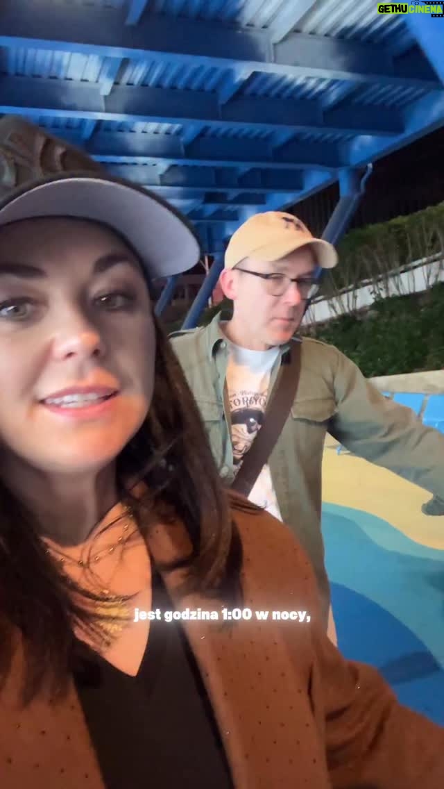 Katarzyna Cichopek - 7.7K Likes - 🌴 Mały reset i wyjątkowy Nowy Rok 🌴

Tempo Shenzhen potrafi dać w kość, więc postanowiliśmy na chwilę uciec na Hainan ✈️
Niecałe 2 godziny lotu, a klimat zupełnie inny – słońce, ciepło i spokój.

Kilka dni w okolicach Sanya to dokładnie to, czego potrzebowaliśmy.
🌊 I właśnie tutaj spędzimy Nowy Rok – spokojnie, nad morzem, z wdzięcznością za kończący się rok i dobrym nastawieniem na kolejny ✨

Czasem najlepsze świętowanie to po prostu bycie tu i teraz.