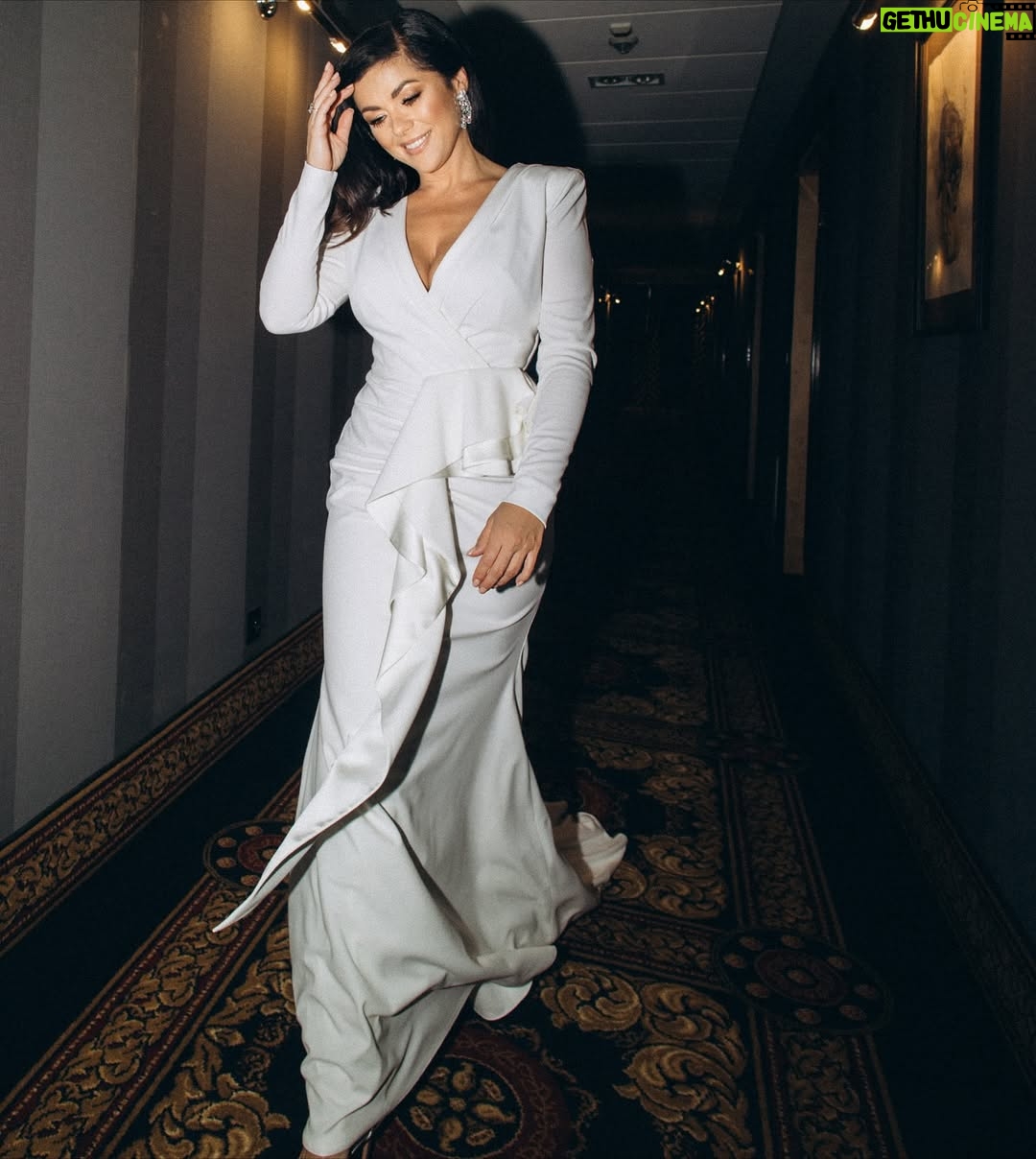 Katarzyna Cichopek - 53.5K Likes - Kiedy marzenia spotykają się z talentem 💫
Dziękuję Ci, Kochana @violapiekut , za najpiękniejsze suknie, jakie mogłam sobie wymarzyć 🤍
Każdy detal był idealny, a ja czułam się wyjątkowo w każdym momencie tego dnia.
To nie była tylko suknie — to była historia napisana z miłością 💍
📸 @bujakstudio