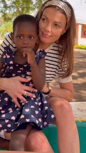 Katarzyna Glinka Instagram - Radość w jej oczach, bezcenne chwile ❤️❤️

#zambia
#kasisichildrenshome 
#charity