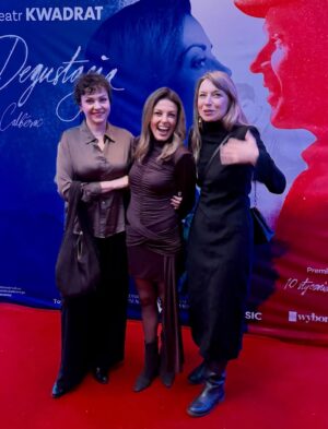 Katarzyna Glinka Instagram - Wczorajsza premiera 

Degustacja @teatr_kwadrat 

Dziękuję wszystkim, którzy byli ze mną tego wieczoru ❤️

@violapiekut dziękuję za cudną oprawę 

@ewa.wencel 
@jakubprzebindowski 
@tomasz_schimscheiner_official 
@jasiekbutruk 
@jacekluczak_aktor
