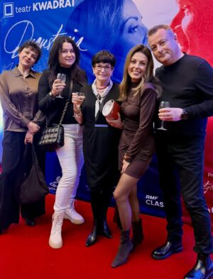 Katarzyna Glinka Instagram - Wczorajsza premiera 

Degustacja @teatr_kwadrat 

Dziękuję wszystkim, którzy byli ze mną tego wieczoru ❤️

@violapiekut dziękuję za cudną oprawę 

@ewa.wencel 
@jakubprzebindowski 
@tomasz_schimscheiner_official 
@jasiekbutruk 
@jacekluczak_aktor