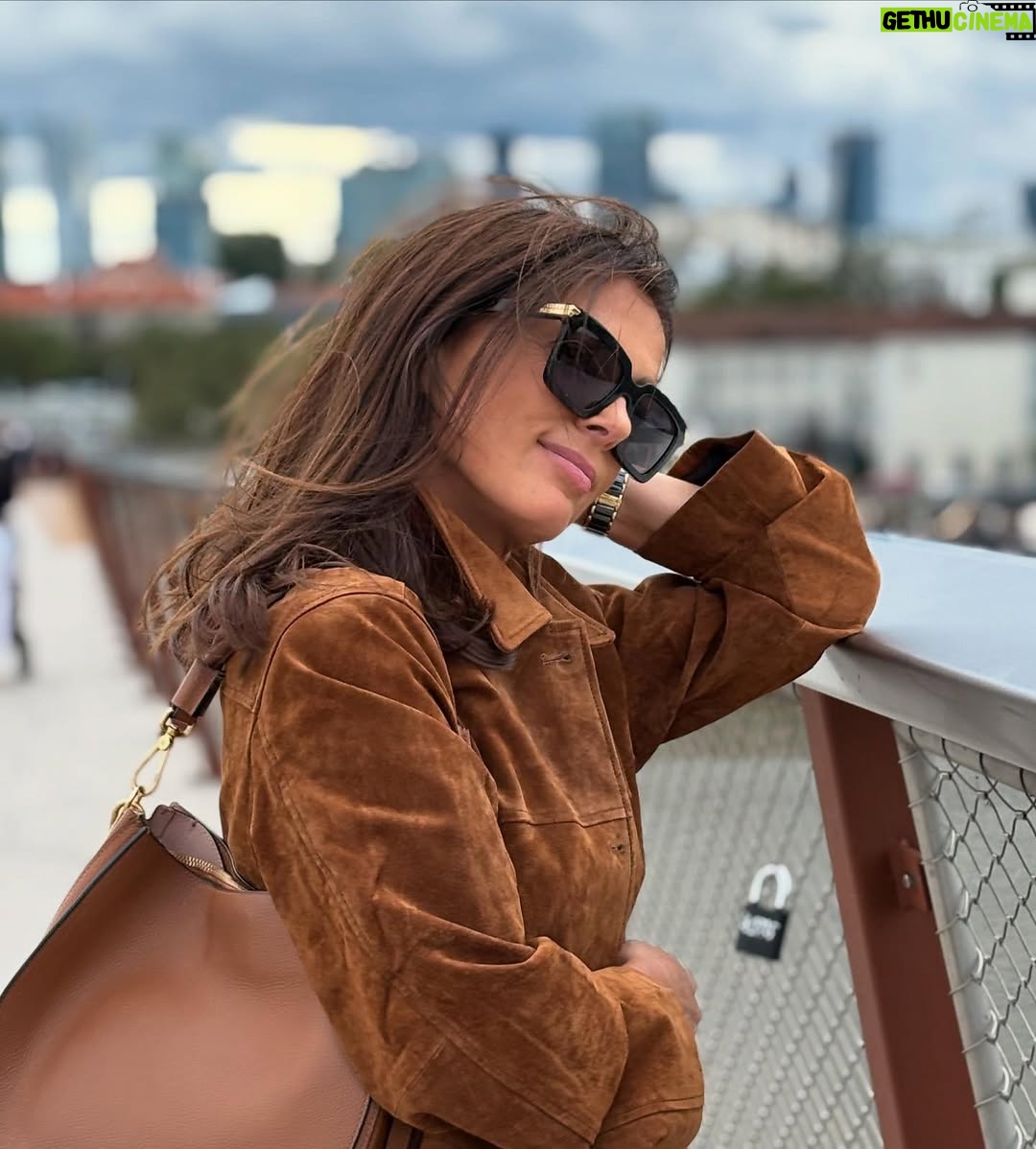 Katarzyna Glinka - 2K Likes - Przyjechałam tu goniąc za marzeniami 20 lat temu.
To było wówczas zupełnie inne miasto.Mniej wyraziste, nie tak eleganckie i nowoczesne. 
Jedno się nie zmienia. Energia, tempo i dynamika🙌🫶

Lubię tu być. Lubię się taką energią nasycić. A później lubię zniknąć i zaszyć się w ciszy ❤️

#warsaw
