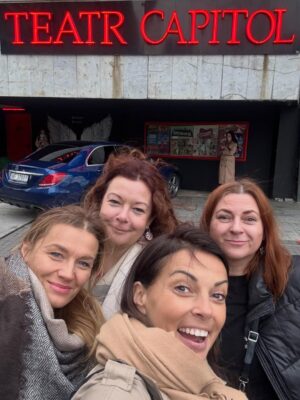 Katarzyna Glinka Instagram - Spóźniłam się trochę z podsumowaniem 2025 roku😇😇😇

Oglądając te chwile jeszcze wyraźniej widzę co jest ważne w życiu 😍🥰

Mam cudne dzieci, wspaniałych ludzi wokół 🙏🏻🙏🏻
lojalnych przyjaciół, dobrą pracę, zdrowie i siłę żeby zwiedzać i pokazywać świat moim dzieciom, sporty, które kocham 🫶🫶

W Nowym Roku nie chcę niczego zmieniać.

Mam już wszystko ❤️❤️

Wchodzę w 2026 z wdzięcznością i ufnością🙌

Bądź dla nas dobry !!!!

#podsumowanie 
#2025
