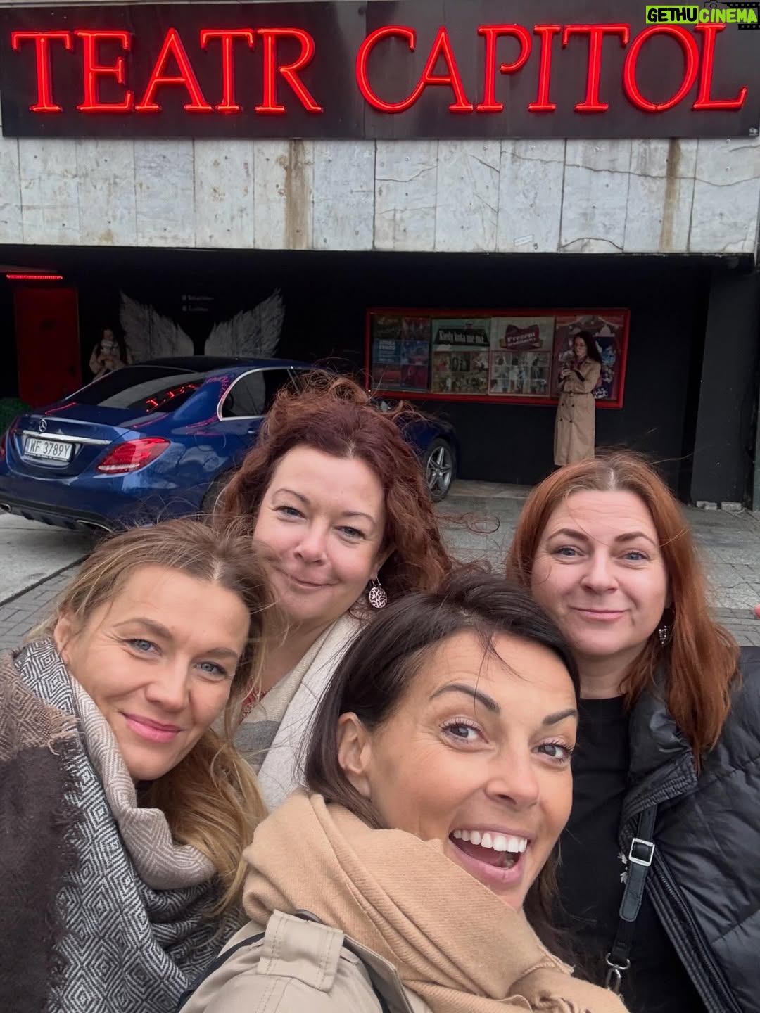 Katarzyna Glinka - 1.1K Likes - Spóźniłam się trochę z podsumowaniem 2025 roku😇😇😇

Oglądając te chwile jeszcze wyraźniej widzę co jest ważne w życiu 😍🥰

Mam cudne dzieci, wspaniałych ludzi wokół 🙏🏻🙏🏻
lojalnych przyjaciół, dobrą pracę, zdrowie i siłę żeby zwiedzać i pokazywać świat moim dzieciom, sporty, które kocham 🫶🫶

W Nowym Roku nie chcę niczego zmieniać.

Mam już wszystko ❤️❤️

Wchodzę w 2026 z wdzięcznością i ufnością🙌

Bądź dla nas dobry !!!!

#podsumowanie 
#2025