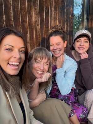 Katarzyna Glinka Instagram - Spóźniłam się trochę z podsumowaniem 2025 roku😇😇😇

Oglądając te chwile jeszcze wyraźniej widzę co jest ważne w życiu 😍🥰

Mam cudne dzieci, wspaniałych ludzi wokół 🙏🏻🙏🏻
lojalnych przyjaciół, dobrą pracę, zdrowie i siłę żeby zwiedzać i pokazywać świat moim dzieciom, sporty, które kocham 🫶🫶

W Nowym Roku nie chcę niczego zmieniać.

Mam już wszystko ❤️❤️

Wchodzę w 2026 z wdzięcznością i ufnością🙌

Bądź dla nas dobry !!!!

#podsumowanie 
#2025