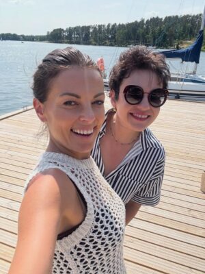 Katarzyna Glinka Instagram - Spóźniłam się trochę z podsumowaniem 2025 roku😇😇😇

Oglądając te chwile jeszcze wyraźniej widzę co jest ważne w życiu 😍🥰

Mam cudne dzieci, wspaniałych ludzi wokół 🙏🏻🙏🏻
lojalnych przyjaciół, dobrą pracę, zdrowie i siłę żeby zwiedzać i pokazywać świat moim dzieciom, sporty, które kocham 🫶🫶

W Nowym Roku nie chcę niczego zmieniać.

Mam już wszystko ❤️❤️

Wchodzę w 2026 z wdzięcznością i ufnością🙌

Bądź dla nas dobry !!!!

#podsumowanie 
#2025