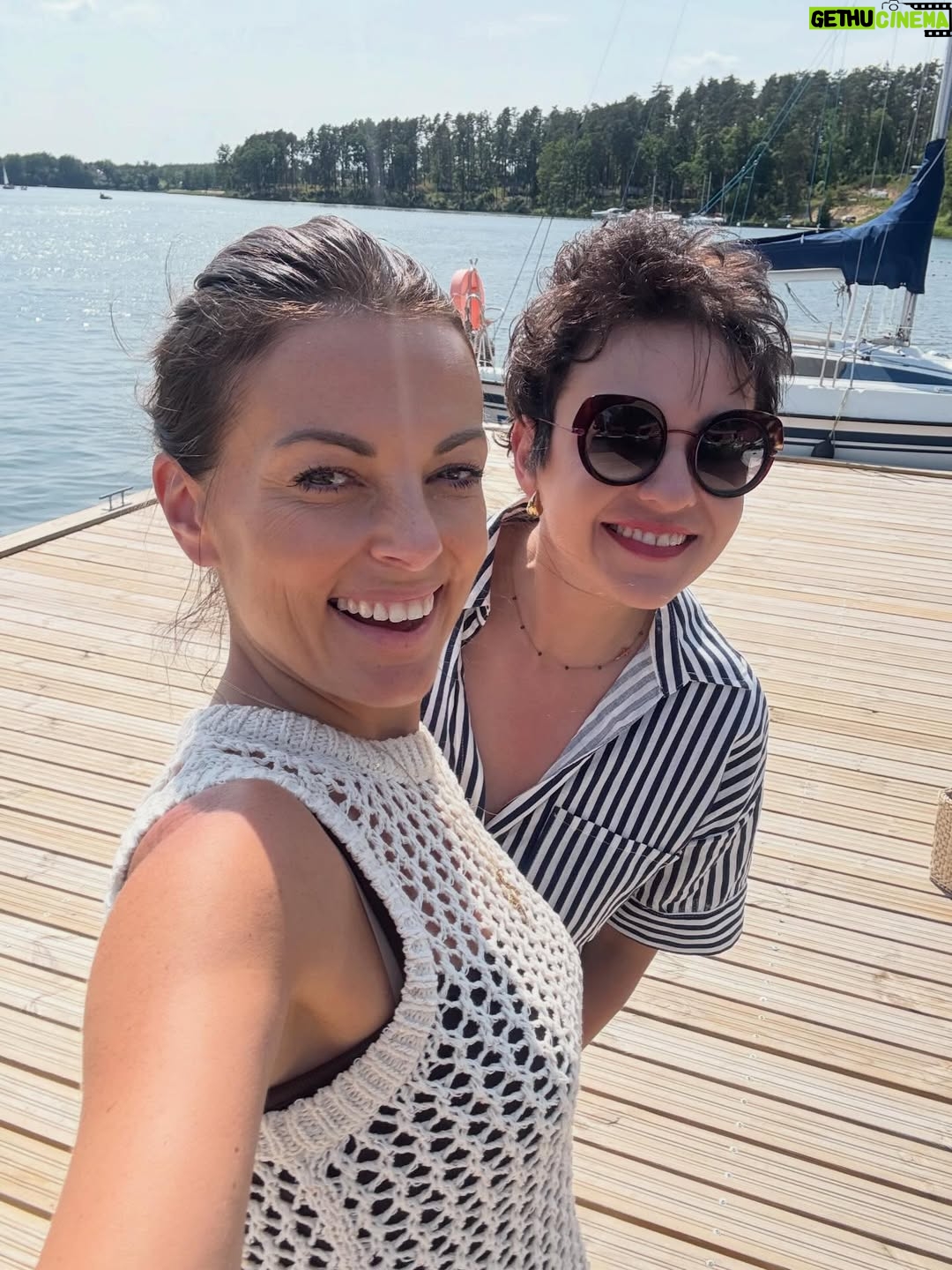 Katarzyna Glinka - 1.1K Likes - Spóźniłam się trochę z podsumowaniem 2025 roku😇😇😇

Oglądając te chwile jeszcze wyraźniej widzę co jest ważne w życiu 😍🥰

Mam cudne dzieci, wspaniałych ludzi wokół 🙏🏻🙏🏻
lojalnych przyjaciół, dobrą pracę, zdrowie i siłę żeby zwiedzać i pokazywać świat moim dzieciom, sporty, które kocham 🫶🫶

W Nowym Roku nie chcę niczego zmieniać.

Mam już wszystko ❤️❤️

Wchodzę w 2026 z wdzięcznością i ufnością🙌

Bądź dla nas dobry !!!!

#podsumowanie 
#2025
